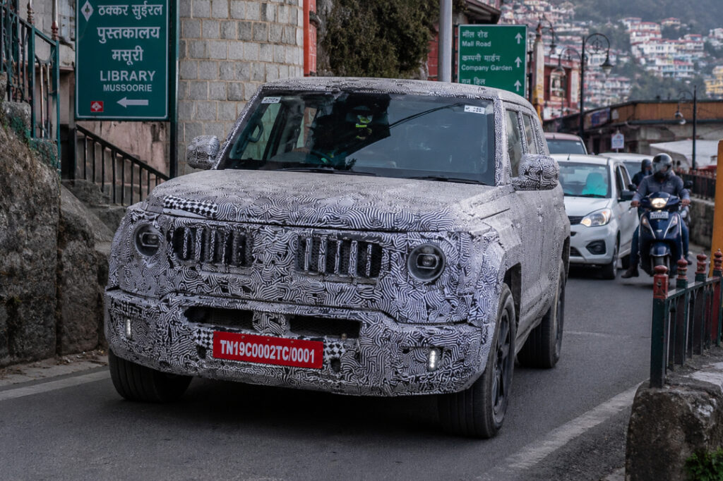 कैमुफ्लाज में ढकी Mahindra Vision S मसूरी की संकरी पहाड़ी सड़क पर टेस्टिंग करती हुई।