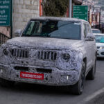 कैमुफ्लाज में ढकी Mahindra Vision S मसूरी की संकरी पहाड़ी सड़क पर टेस्टिंग करती हुई।