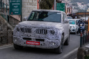 कैमुफ्लाज में ढकी Mahindra Vision S मसूरी की संकरी पहाड़ी सड़क पर टेस्टिंग करती हुई।